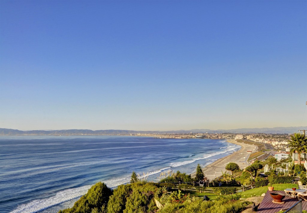Paseo De La Playa in the Hollywood Riviera offers oceanfront homes with dazzling views