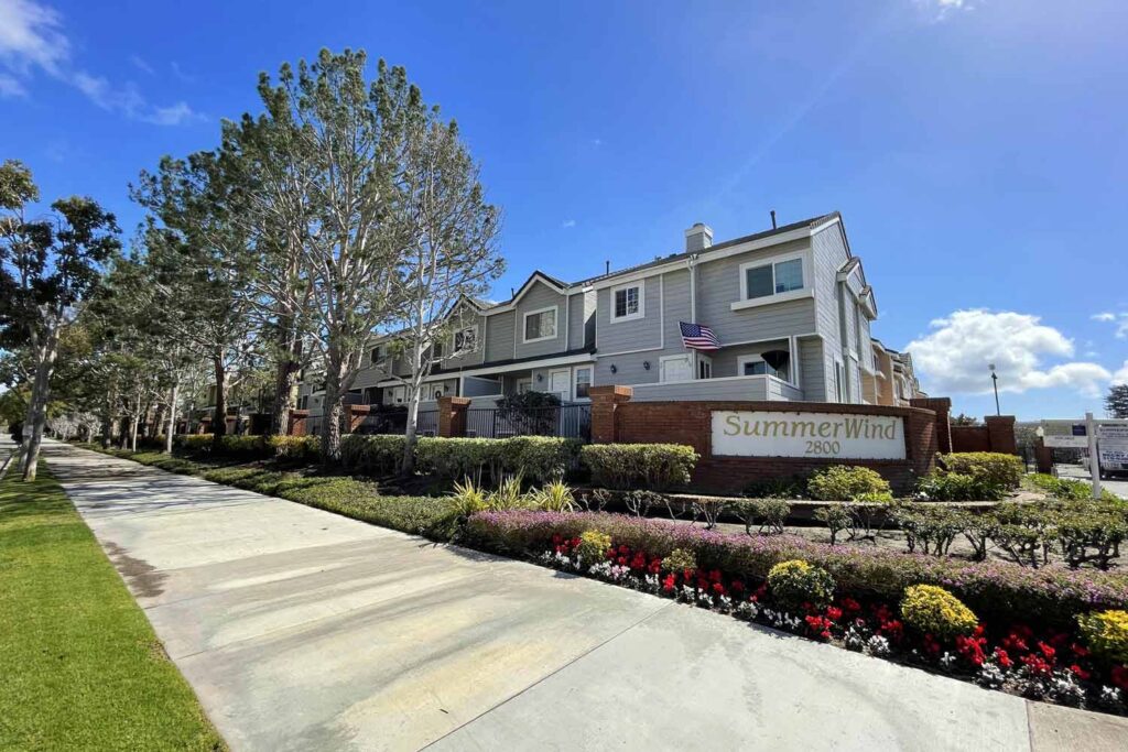Summerwind at Plaza Del Amo Torrance background image.